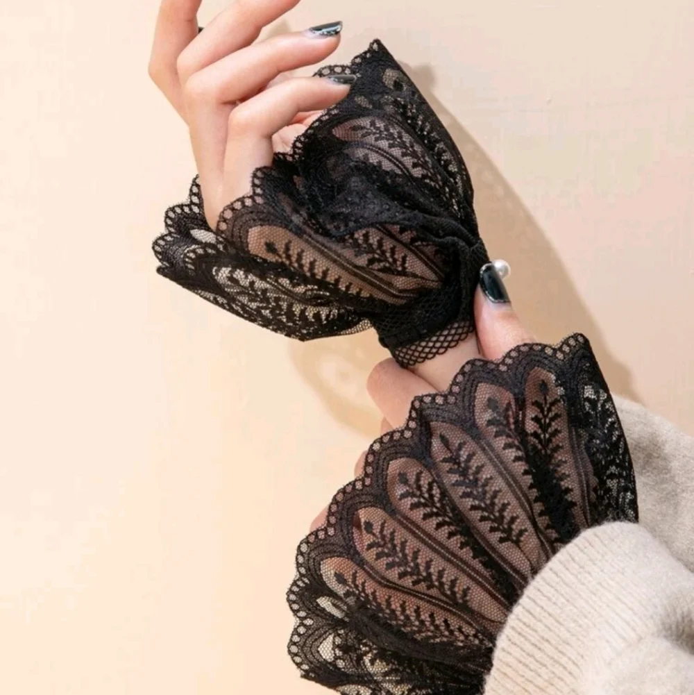 Hallow cut sleeves gloves